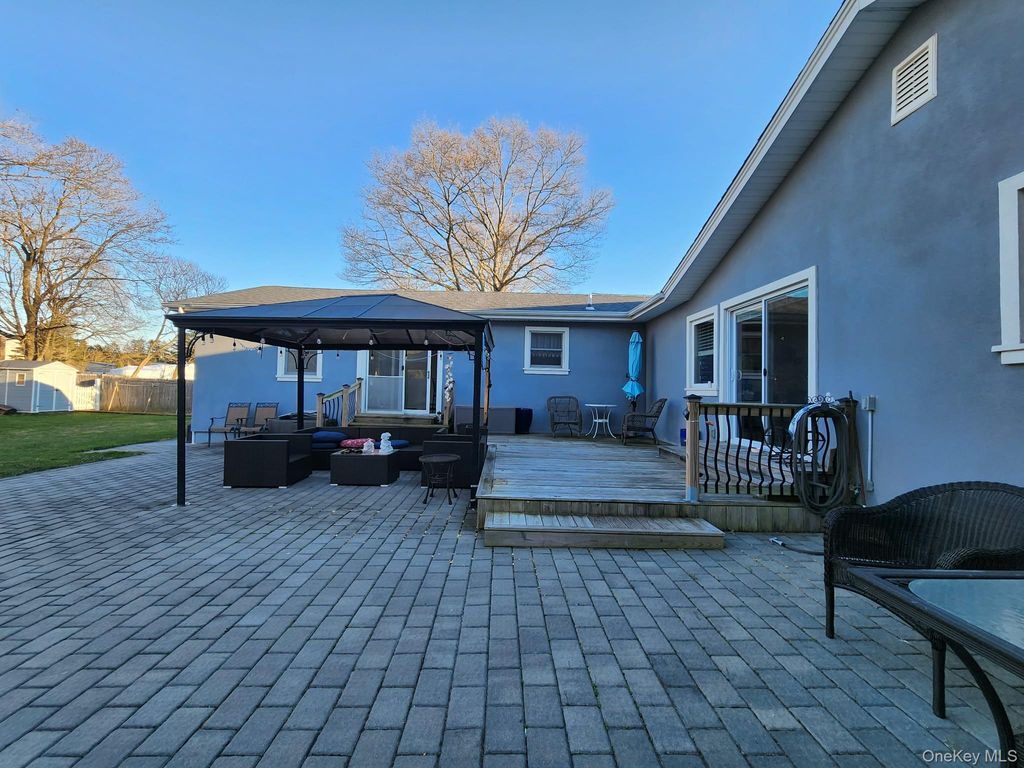 Photo of 11 Mid Place, Bohemia, NY 11716 (MLS # 984493)
