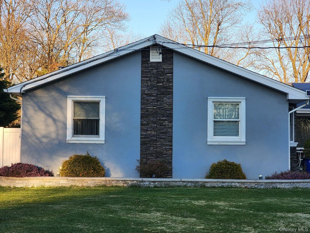 Photo of 11 Mid Place, Bohemia, NY 11716 (MLS # 984493)