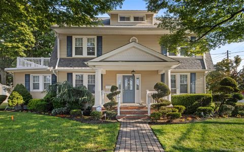 Photo of 4 Malverne Avenue, Malverne, NY 11565 (MLS # 912444)