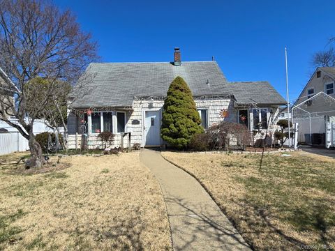 Homes For Sale - 19 Curve Lane<br/> Levittown, NY 11756