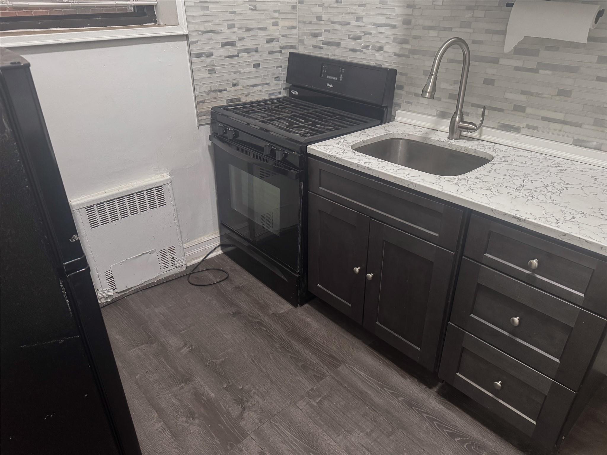 Austin Street 1T, Kew Gardens, Queens, NY - 3 Bedrooms  
1 Bathrooms  
6 Rooms - 