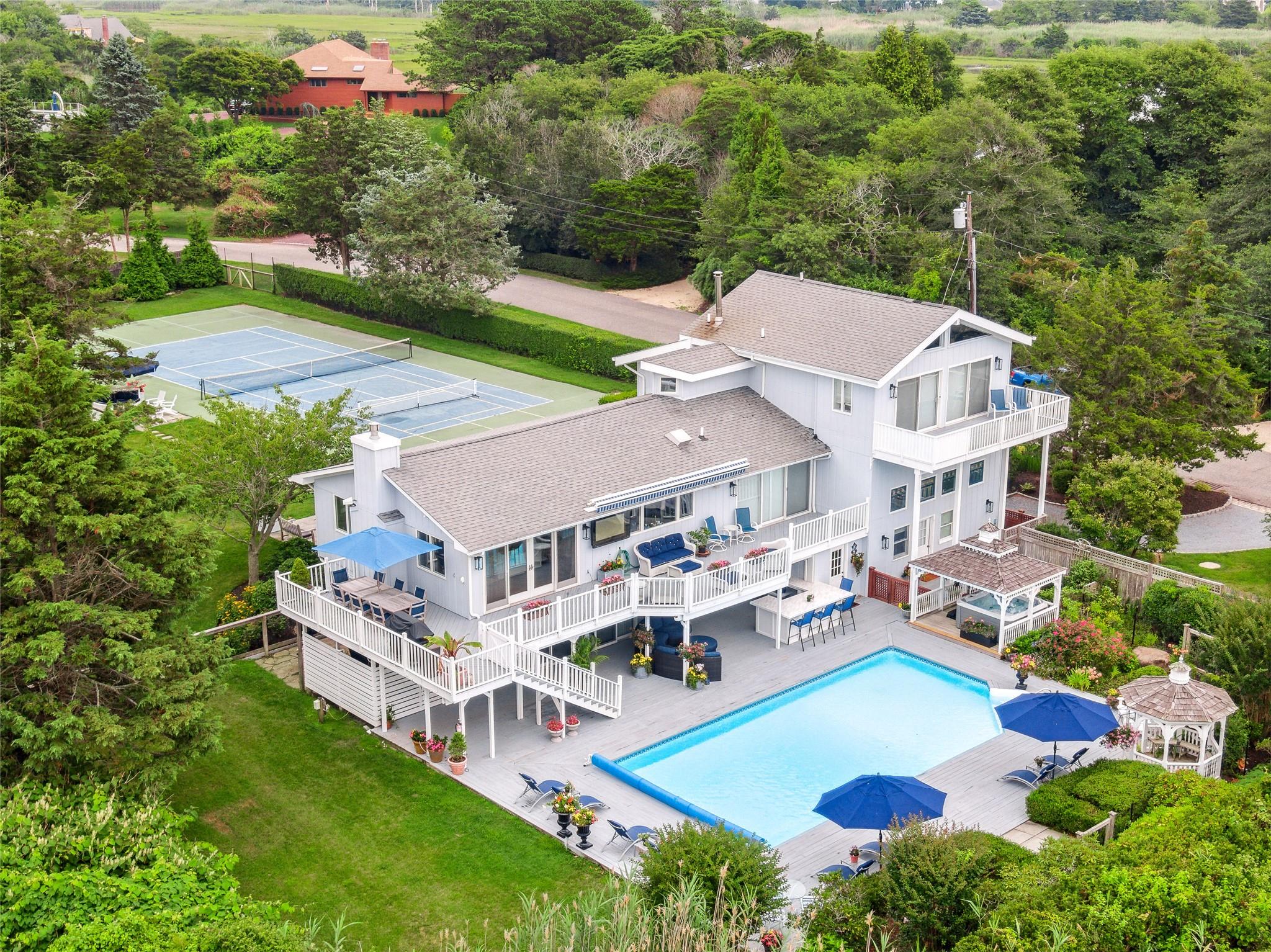 Tuthill Lane, Remsenburg, Hamptons, NY - 5 Bedrooms  
5 Bathrooms - 