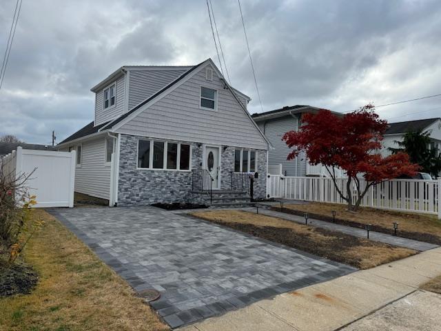 27 W Granada Avenue, Lindenhurst, New York image 1