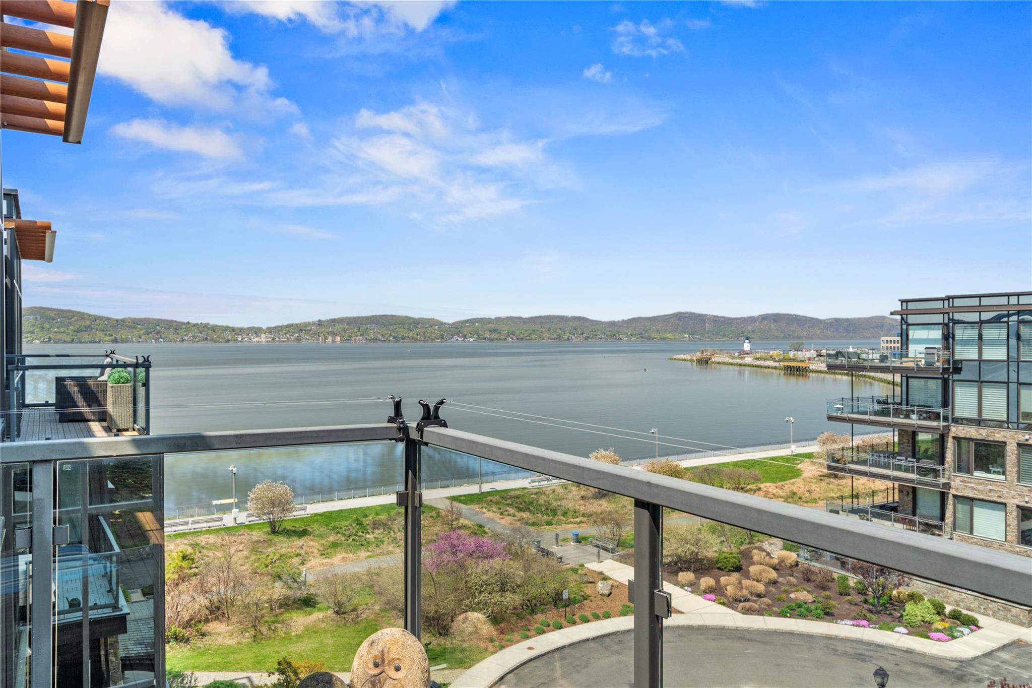 Rivers Edge Dr 503, Tarrytown, New York - 2 Bedrooms  
2 Bathrooms  
8 Rooms - 