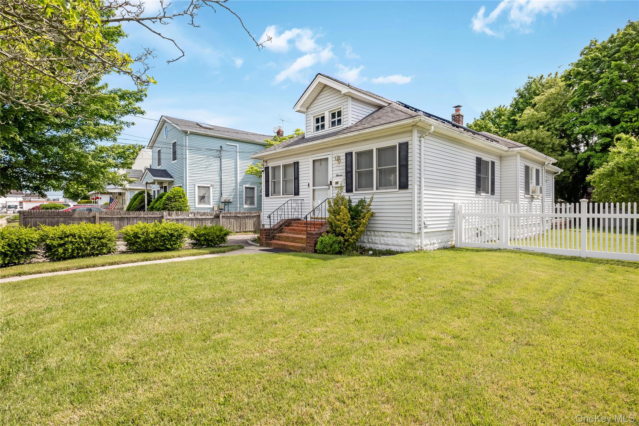 11 Locust Avenue E