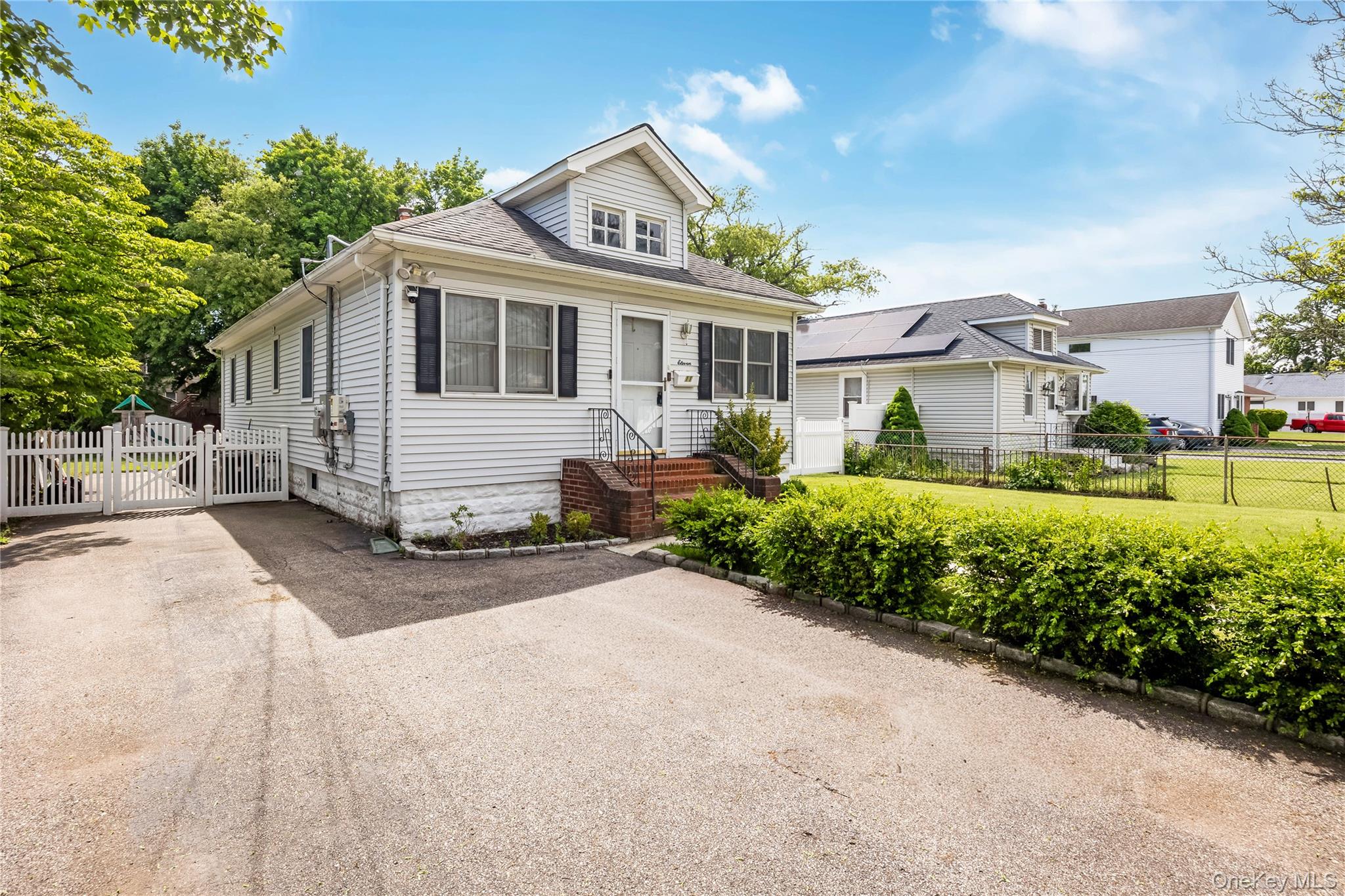 11 Locust Avenue E