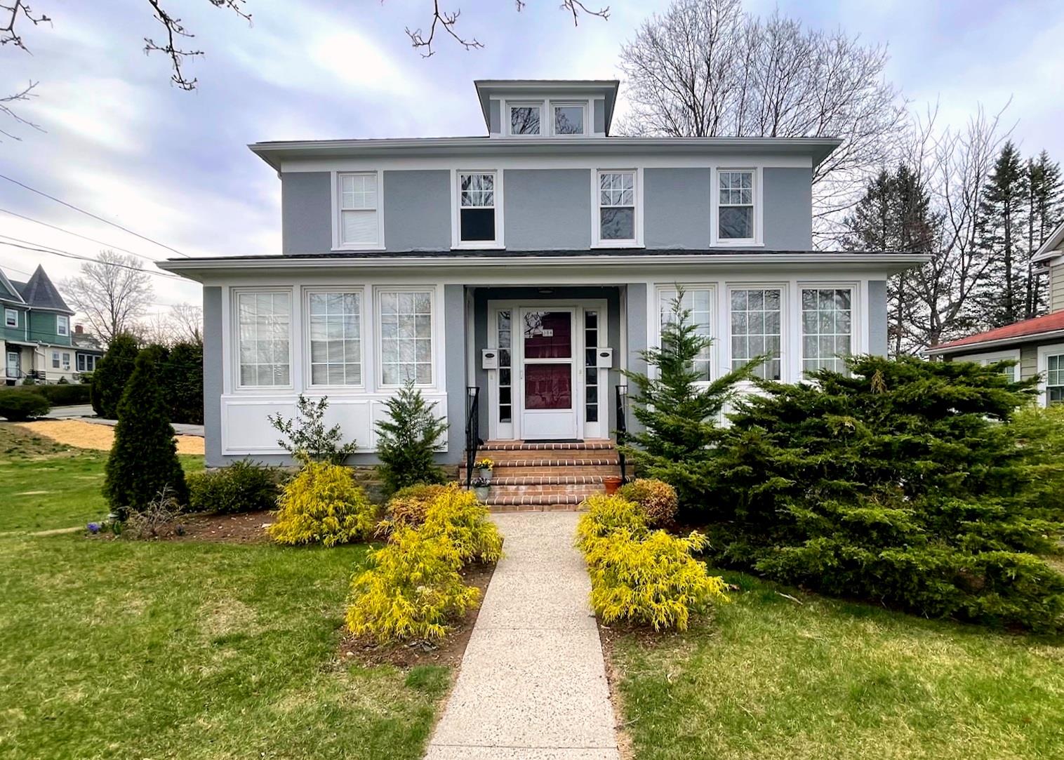 Rental Property at Soundview Avenue Left, Mamaroneck, New York - Bedrooms: 3 
Bathrooms: 2 
Rooms: 6  - $4,300 MO.