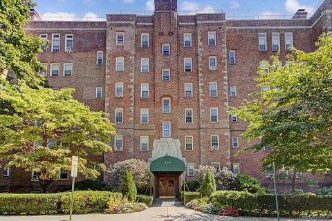 Homes For Sale - 270 Bronxville Road #B3<br/> Yonkers, NY 10708