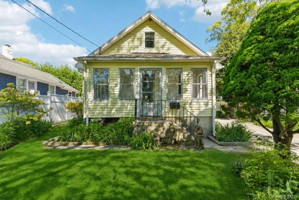 Photo of 135 Winding Street, Huntington Station, NY 11746 (MLS # 995908)