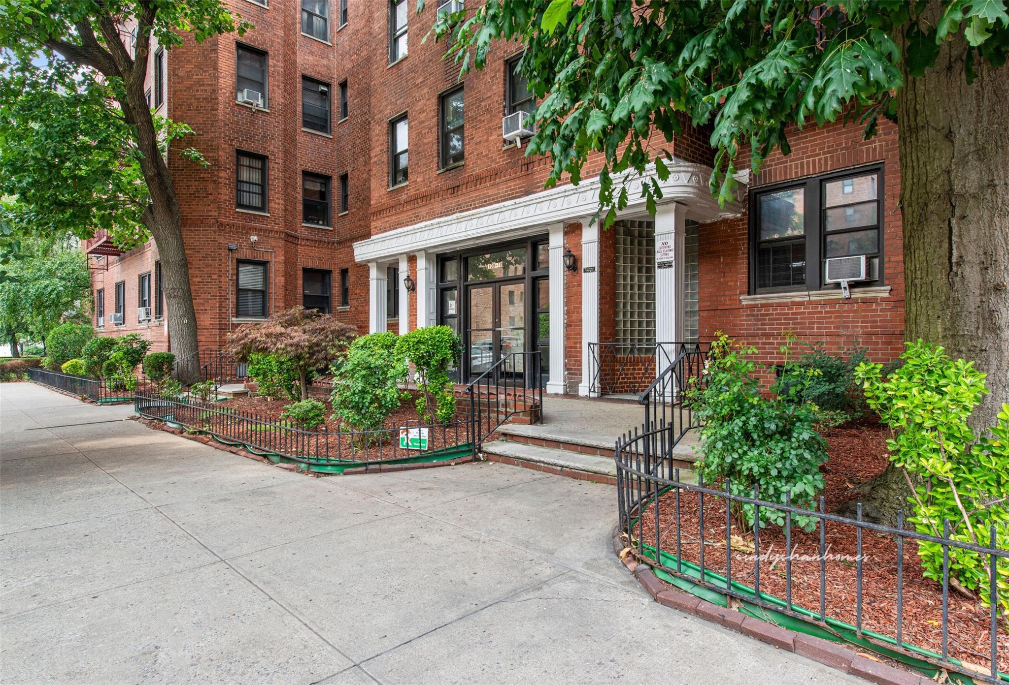 Rental Property at 67th Road 1A, Forest Hills, Queens, NY - Bedrooms: 1 
Bathrooms: 1 
Rooms: 4  - $2,100 MO.