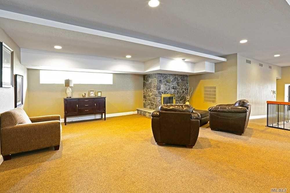 77 Village Circle W Cir, Manorville, New York image 23