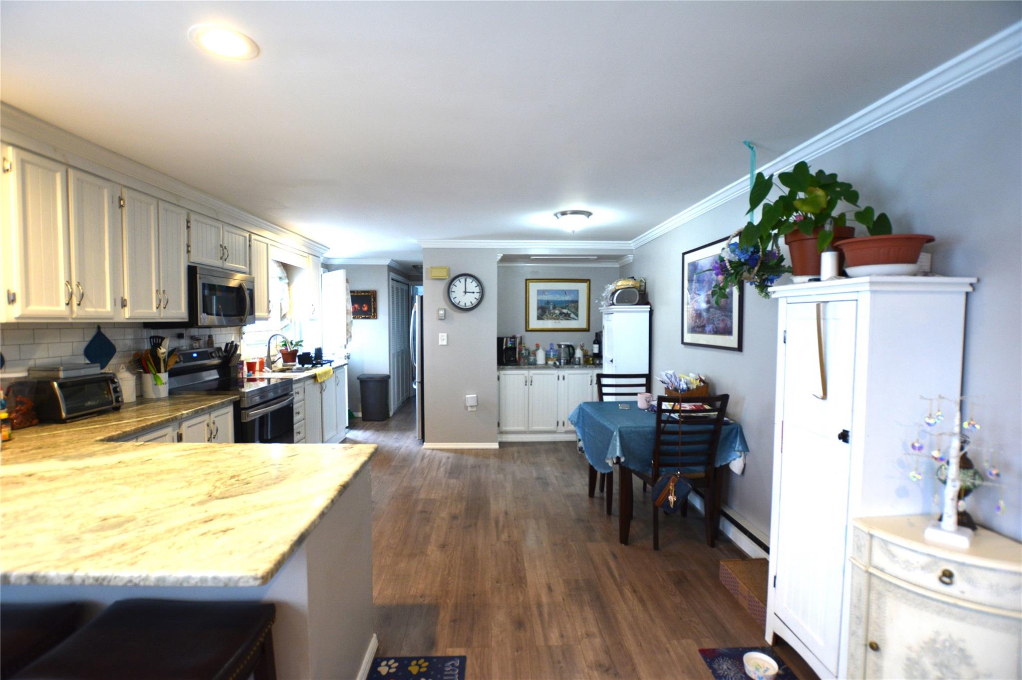 77 Village Circle W