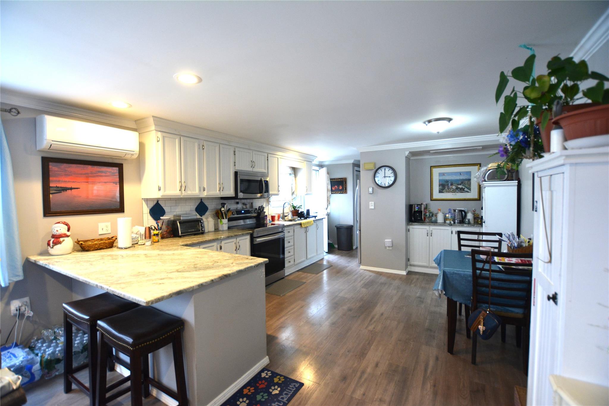 77 Village Circle W