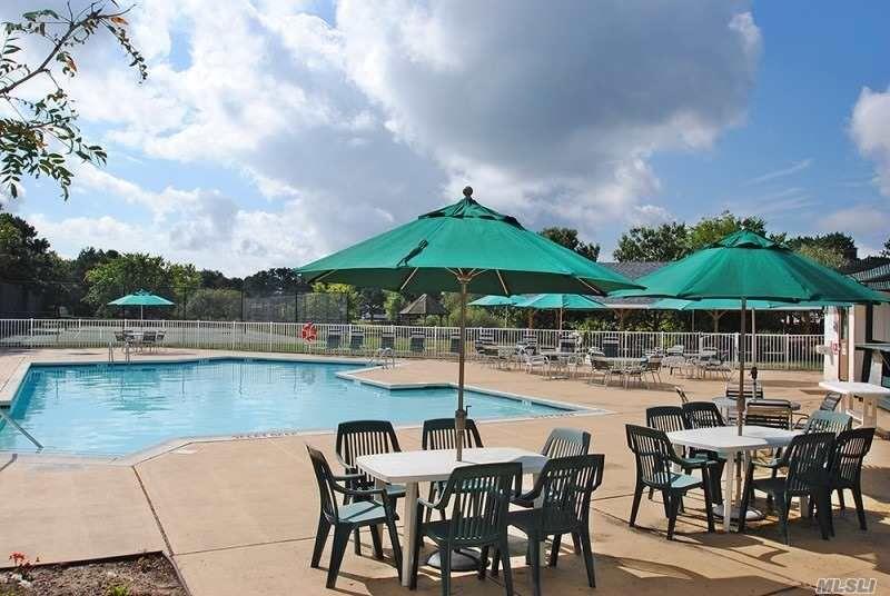 77 Village Circle W Cir, Manorville, New York image 27