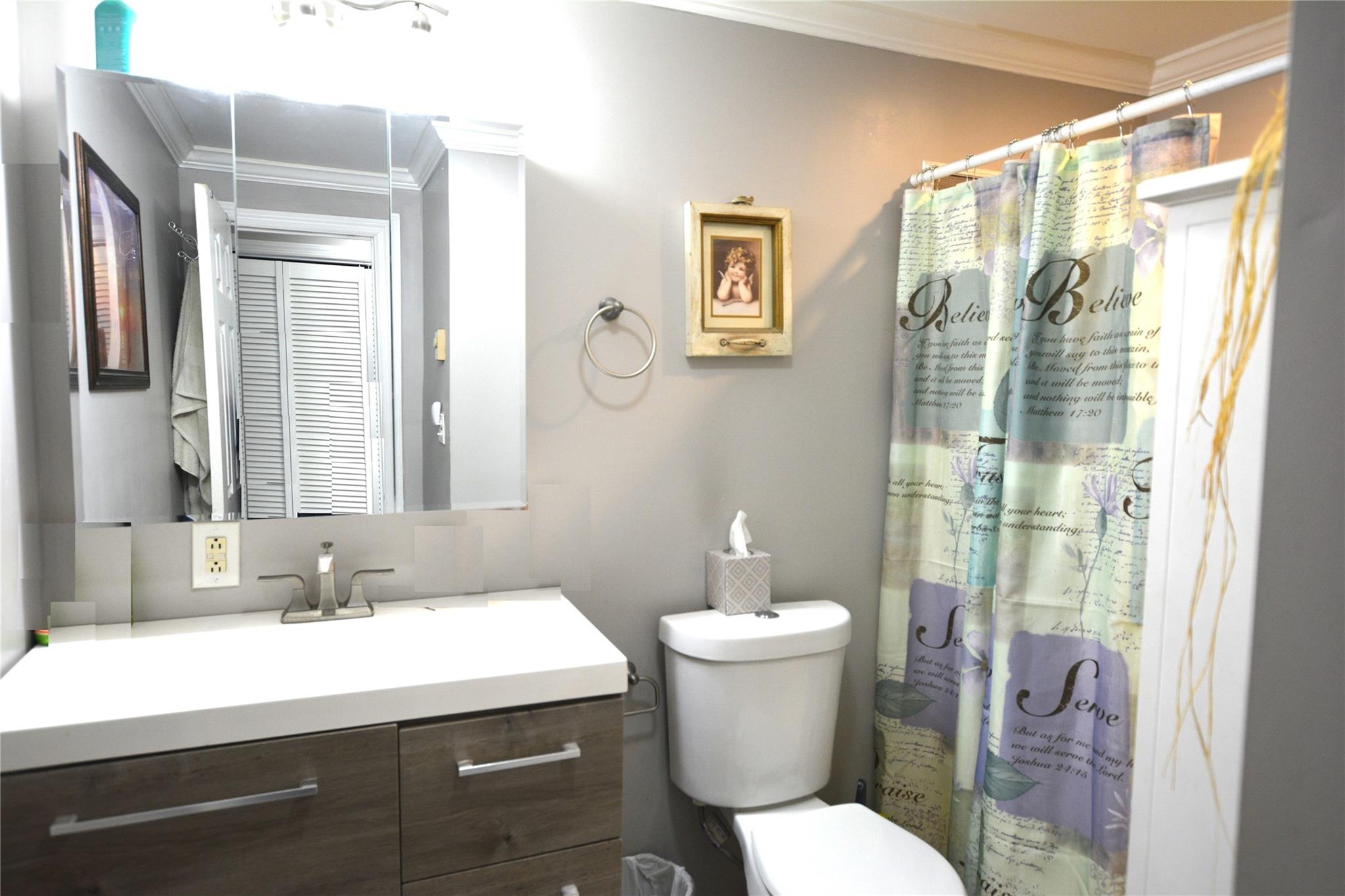 77 Village Circle W Cir, Manorville, New York image 9