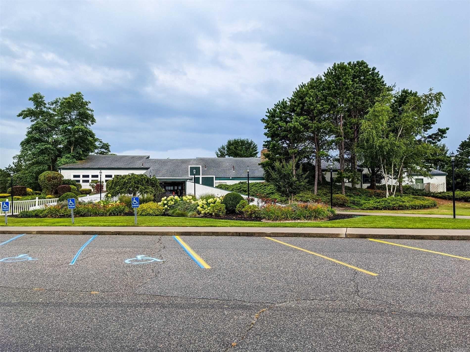 77 Village Circle W Cir, Manorville, New York image 21