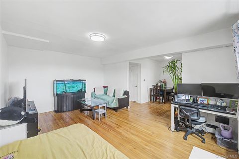 Photo of 7345 210th Street #6D, Oakland Gardens, NY 11364 (MLS # 978623)