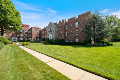 Photo of 102 S Village Avenue #2B, Rockville Centre, NY 11570 (MLS # 886454)