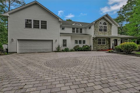 144 South Path Calverton NY 11933