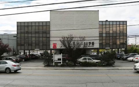 Photo of 1175 W Broadway #33-A, Hewlett, NY 11557 (MLS # 989188)