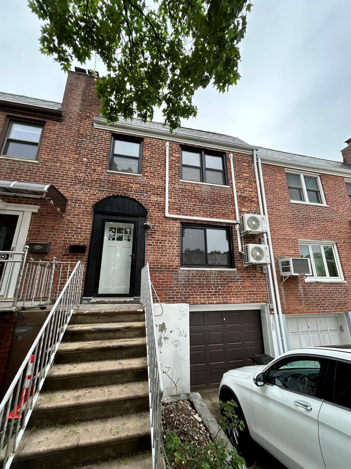 198th Street, Fresh Meadows, Queens, NY - 3 Bedrooms  
2 Bathrooms  
6 Rooms - 