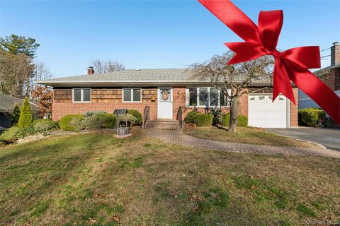 Photo of 6 Silver Avenue, Huntington Station, NY 11746 (MLS # 939767)