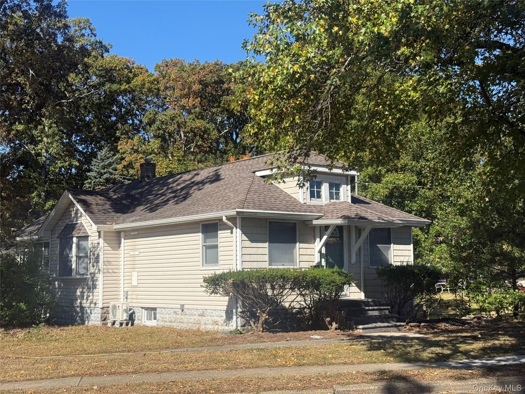 Photo of 56 Heisser Lane Ln, Farmingdale, NY 11735 (MLS # 922858)