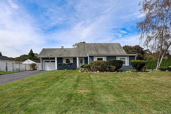 Photo of 36 Torrey Pine Lane, Medford, NY 11763 (MLS # 1064242)