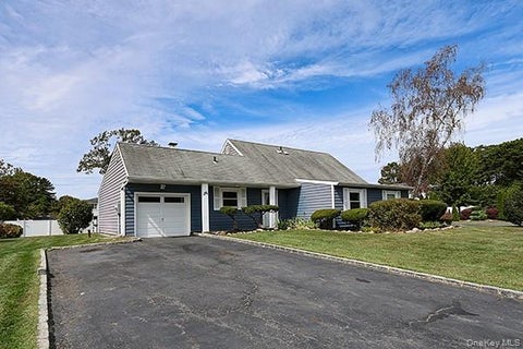 Photo of 36 Torrey Pine Lane, Medford, NY 11763 (MLS # 1064242)