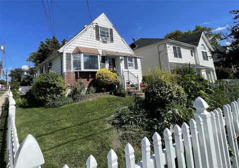 Multifamily For Sale - 32 Edgewood Road<br/> Nassau County, Port Washington, NY 11050