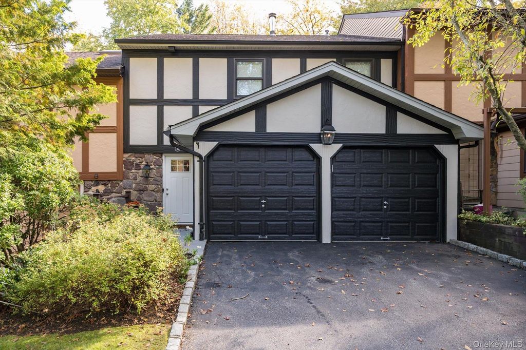 Photo of 16 Sheffield Hill, Woodbury, NY 11797 (MLS # 926974)