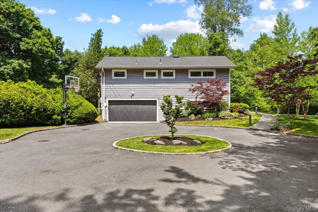 Photo of 125 Hicks Lane, Great Neck, NY 11024 (MLS # 1002885)