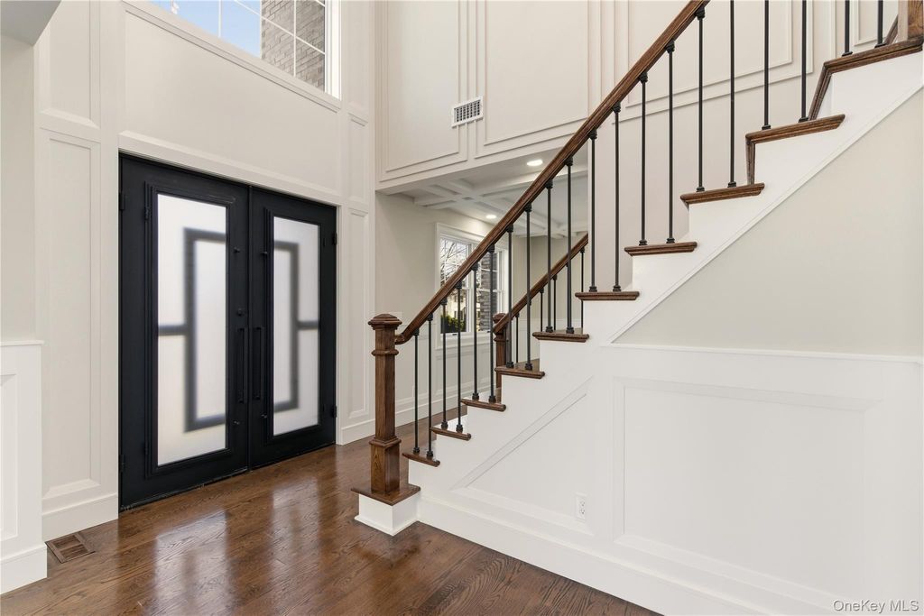 Photo of 12 Lee Avenue, Albertson, NY 11507 (MLS # 951872)