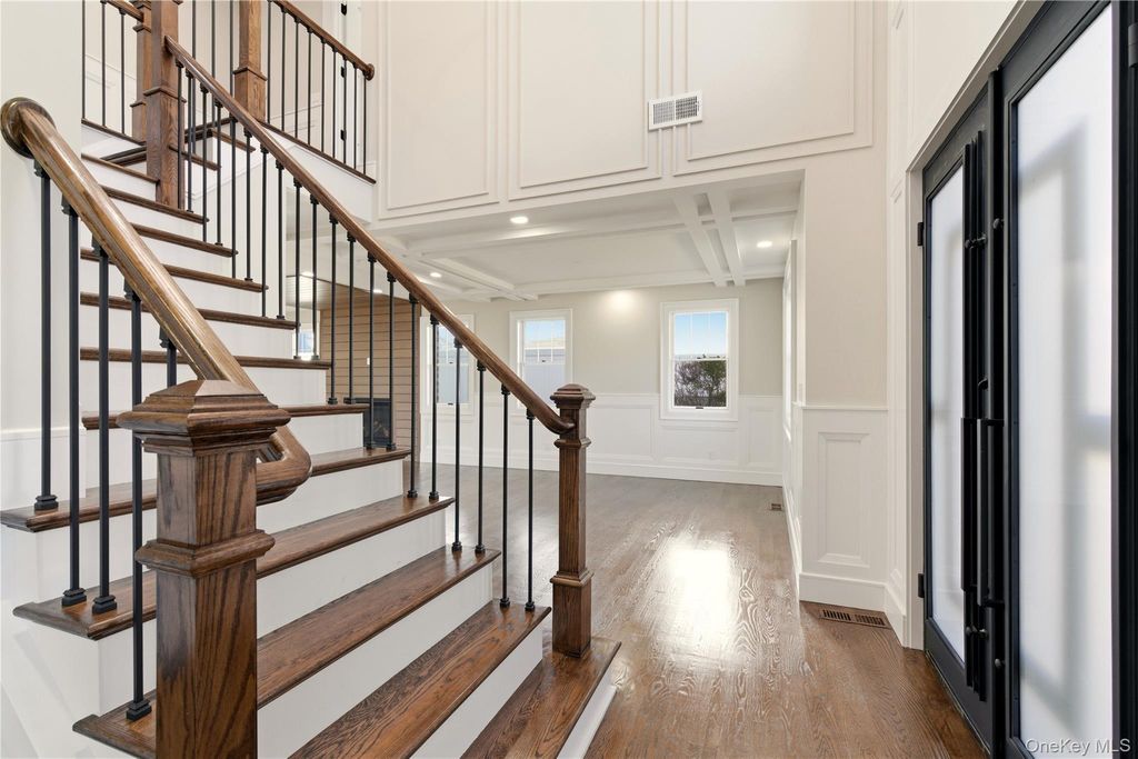 Photo of 12 Lee Avenue, Albertson, NY 11507 (MLS # 951872)