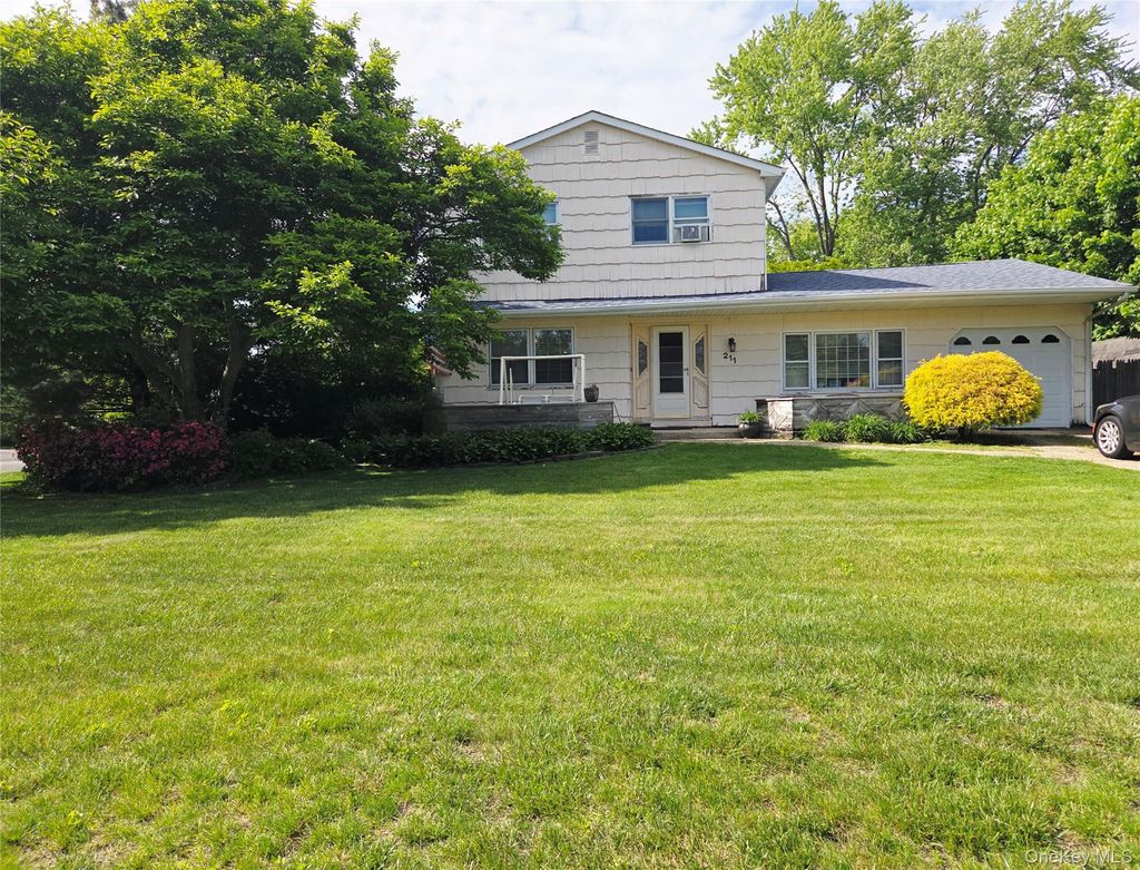 Photo of 211 Babylon Street, Islip Terrace, NY 11752 (MLS # 1005440)