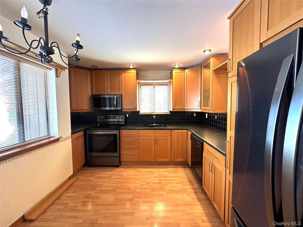 Photo of 211 Falcon Court, Poughkeepsie, NY 12603 (MLS # 960950)