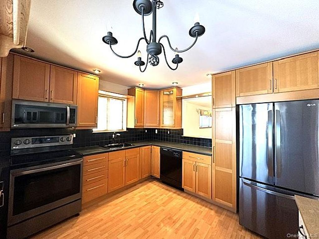 Photo of 211 Falcon Court, Poughkeepsie, NY 12603 (MLS # 960950)