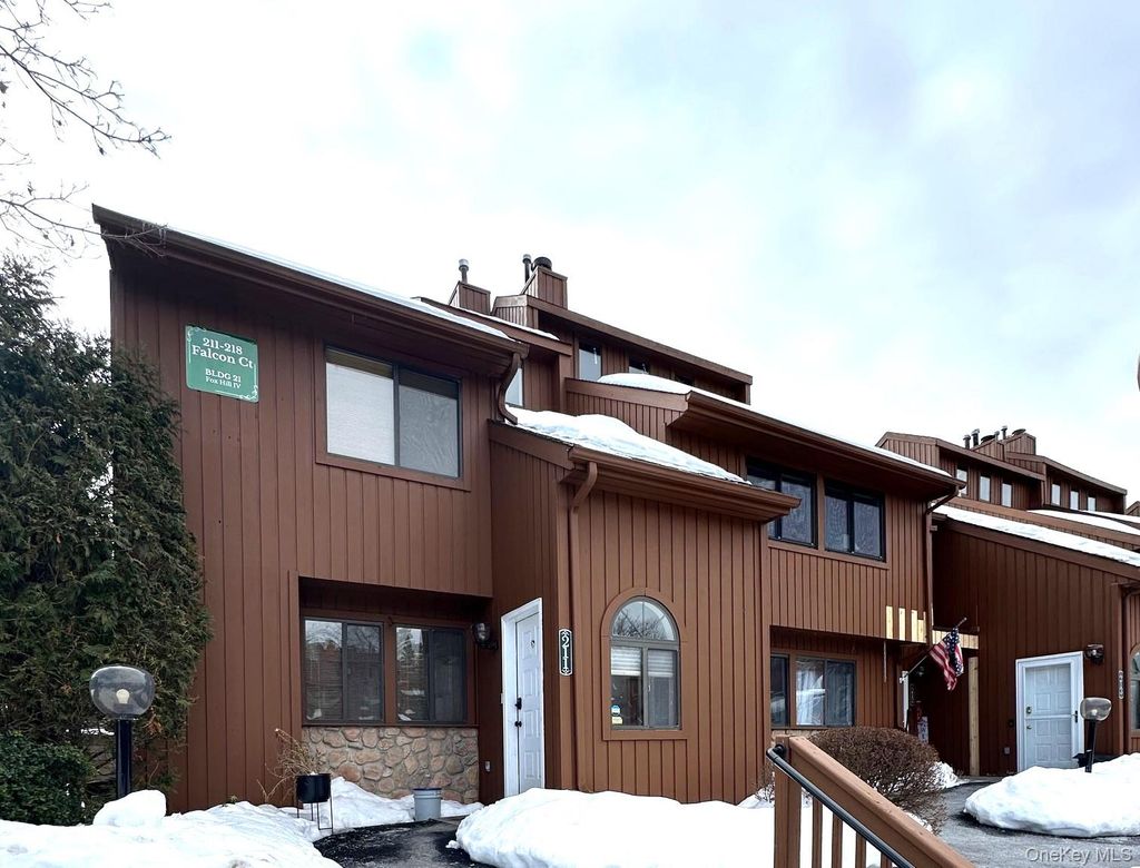 Photo of 211 Falcon Court, Poughkeepsie, NY 12603 (MLS # 960950)