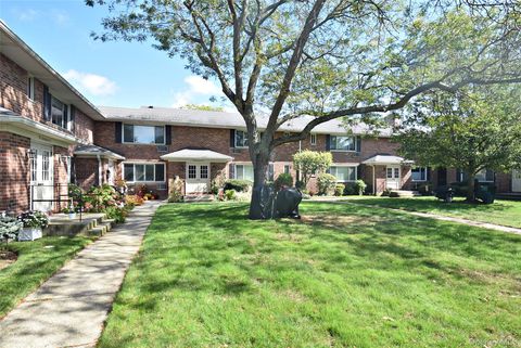Photo of 72 Edmunton Drive #B-7, North Babylon, NY 11703 (MLS # 921562)