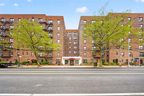 Photo of 71-11 Yellowstone Boulevard #4B, Forest Hills, NY 11375 (MLS # 989055)