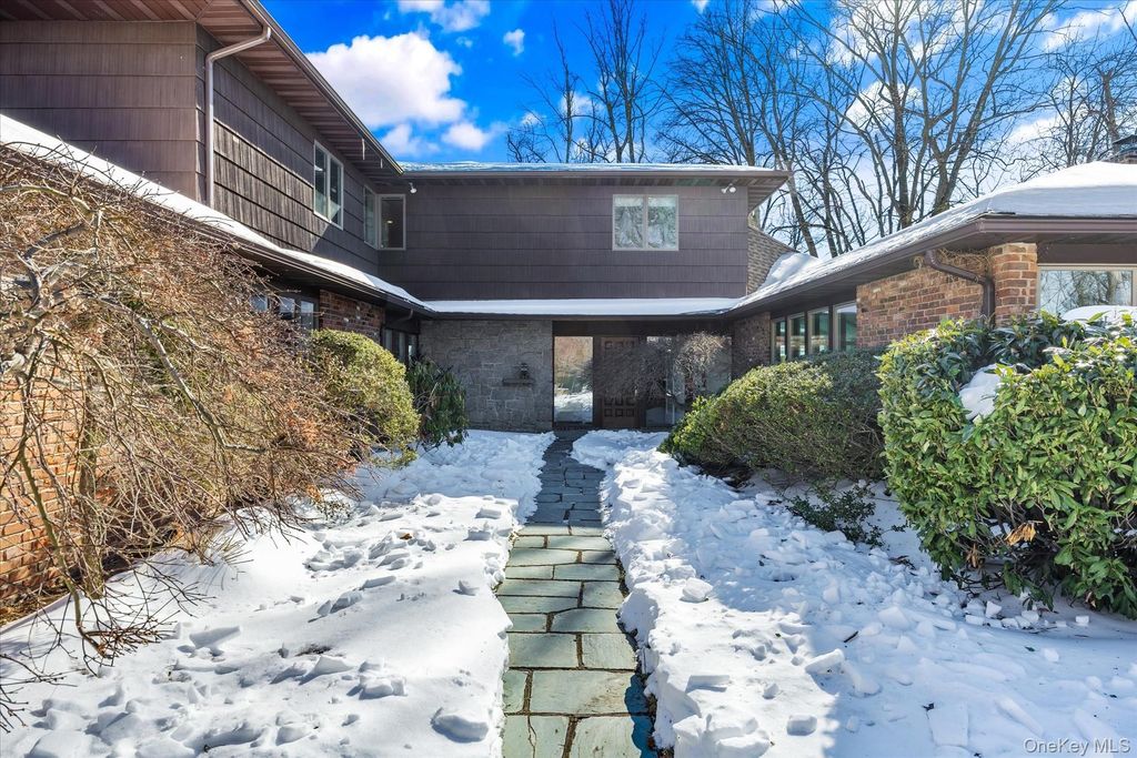 Photo of 20 Henhawk Road, Great Neck, NY 11024 (MLS # 942699)