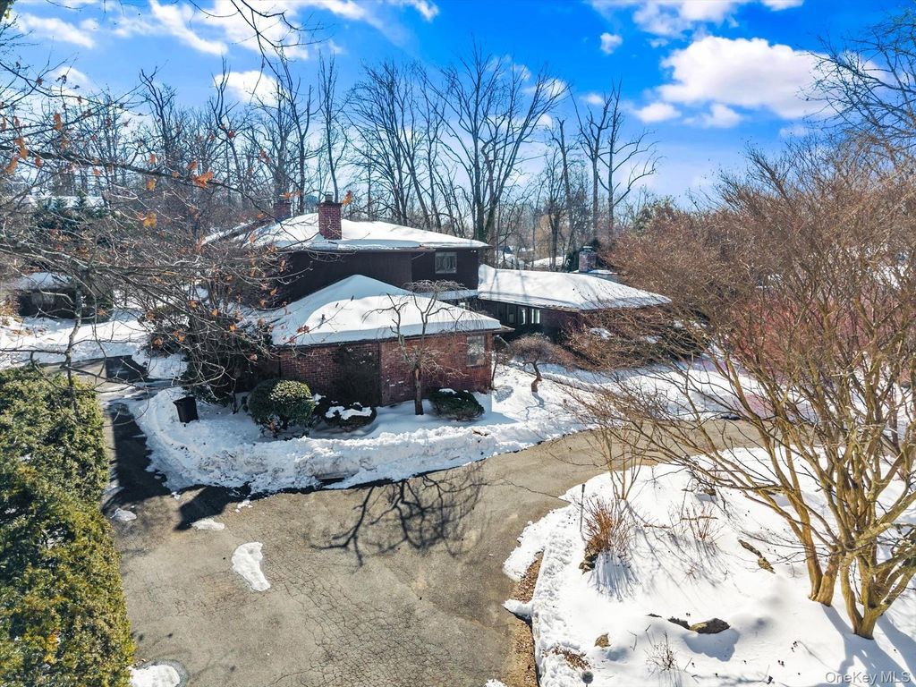 Photo of 20 Henhawk Road, Great Neck, NY 11024 (MLS # 942699)