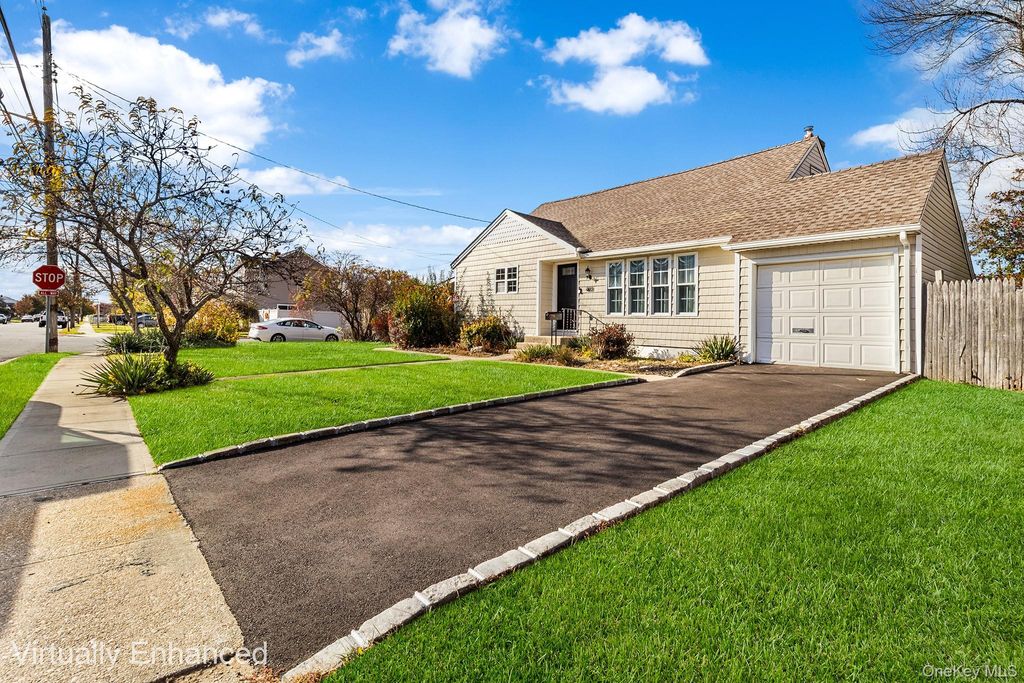 Photo of 403 15th Street, West Babylon, NY 11704 (MLS # 941515)