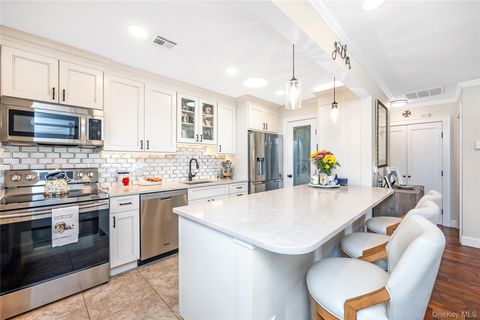 Photo of 203 Cabot Court S, Saint James, NY 11780 (MLS # 955663)