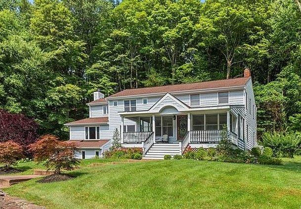 Armonk Road, Mount Kisco, New York - 4 Bedrooms  
4 Bathrooms  
11 Rooms - 