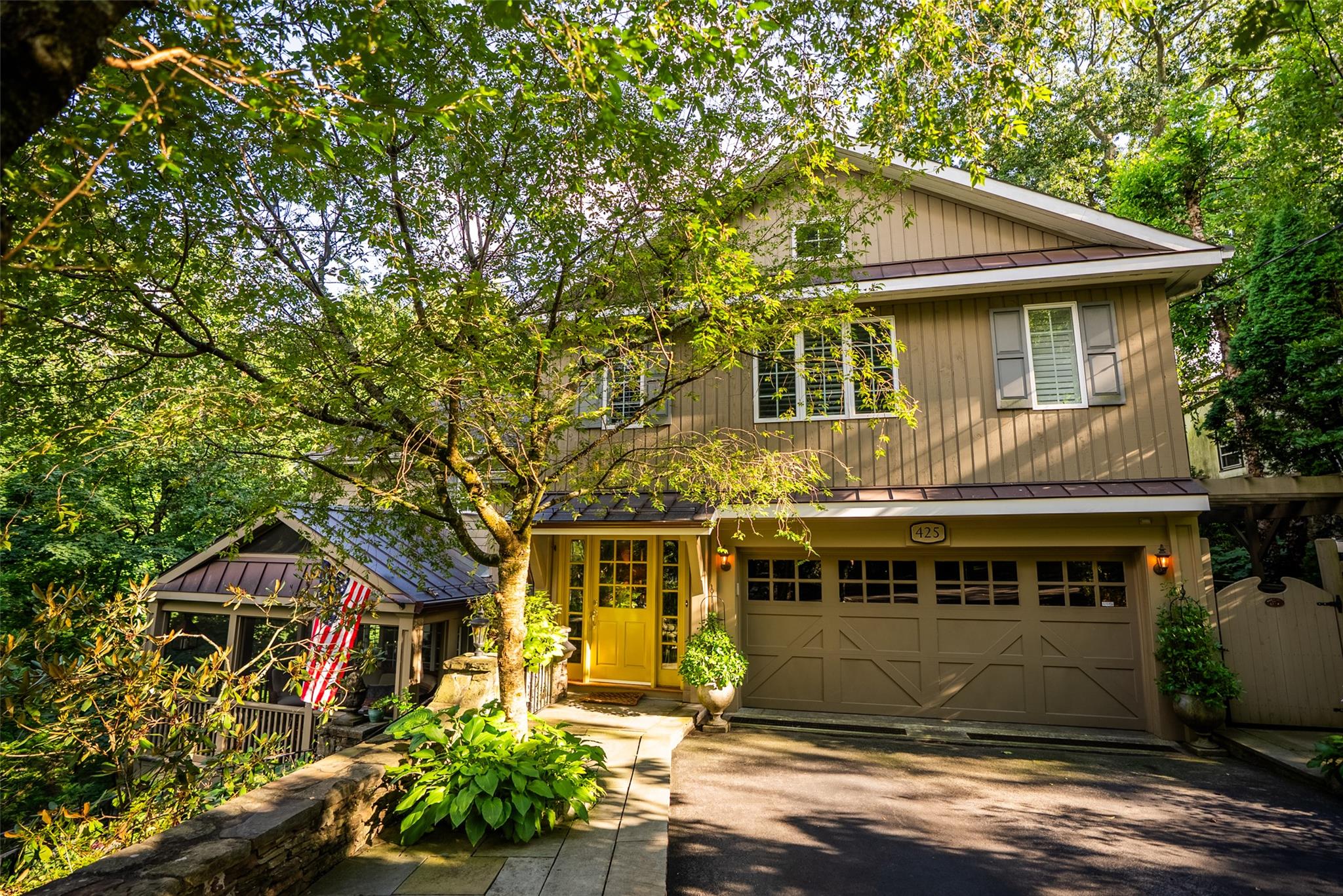 Soundview Avenue, Mamaroneck, New York - 4 Bedrooms  
4 Bathrooms  
9 Rooms - 