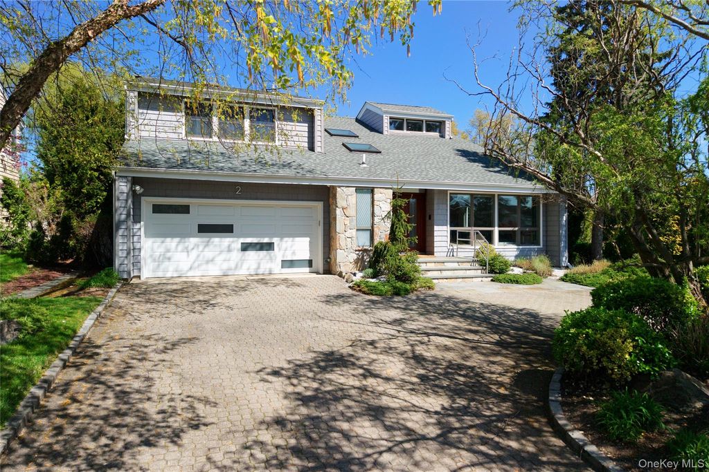 Photo of 2 Crest Hollow Lane, Albertson, NY 11507 (MLS # 988820)