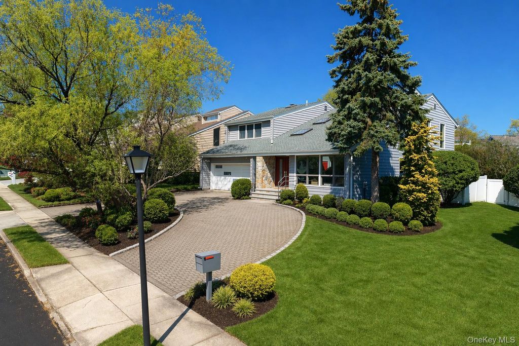 Photo of 2 Crest Hollow Lane, Albertson, NY 11507 (MLS # 988820)