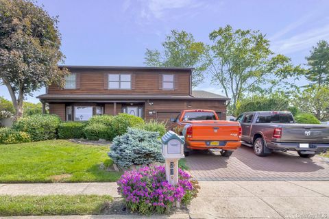Photo of 27 Bruno Lane, Dix Hills, NY 11746 (MLS # 927244)