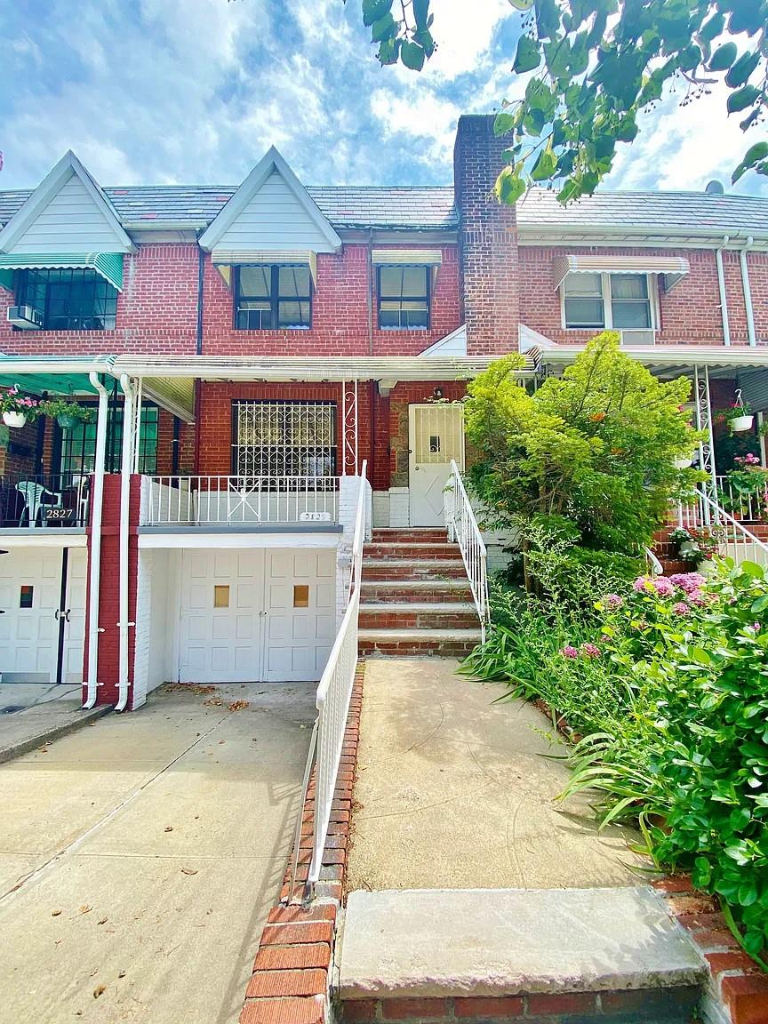 50th Street, Woodside, Queens, NY - 3 Bedrooms  
2 Bathrooms  
7 Rooms - 